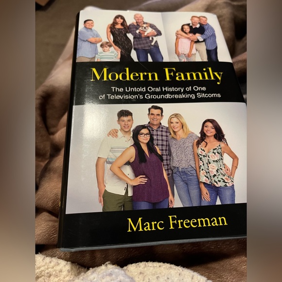 Modern Family tv show book - Picture 1 of 4